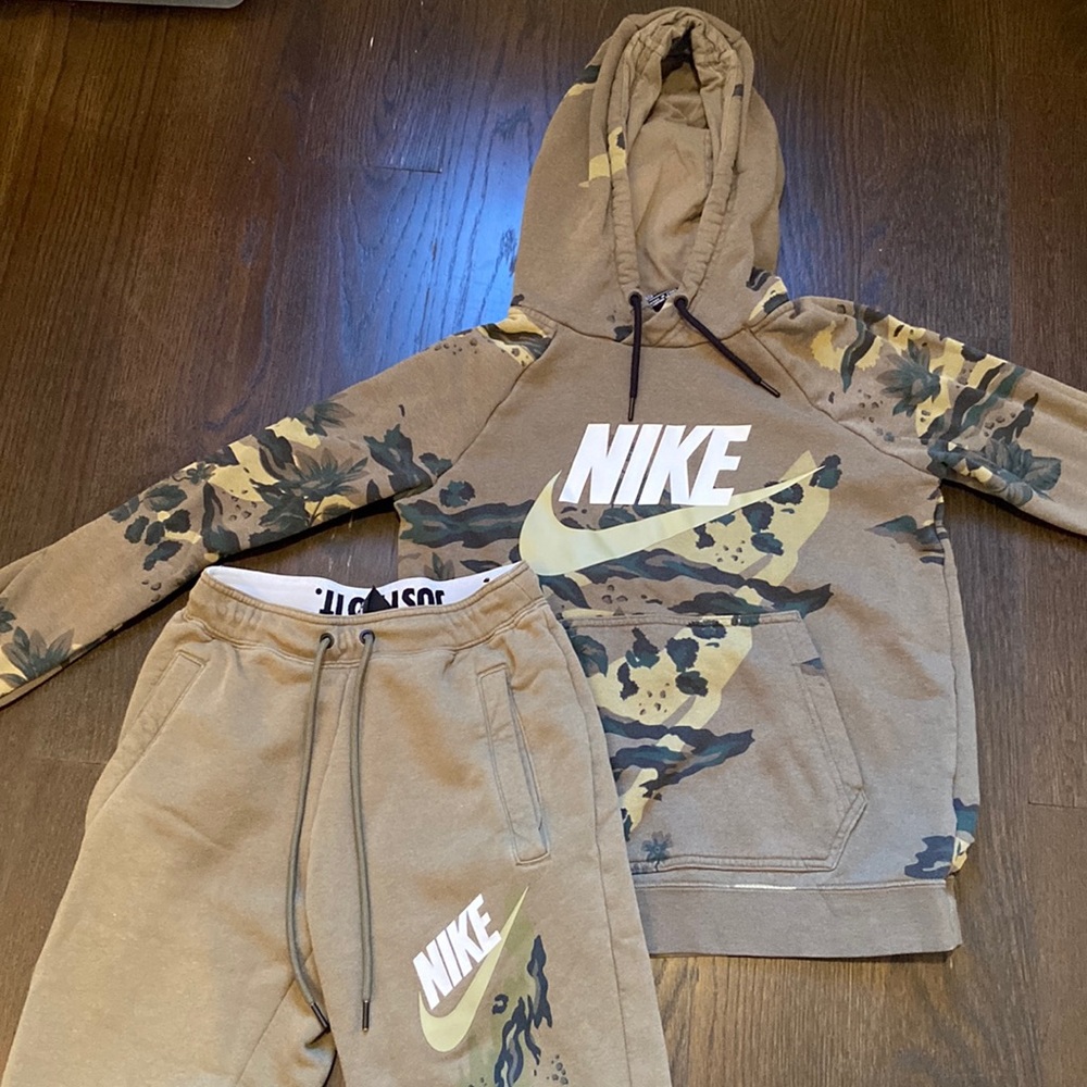 nike womens floral/camo sweatsuit